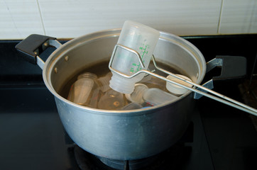 Boil the rubber nipple and bottle for breastfeeding baby, cleaning breastfeeding equipment, high temperature cleaning.