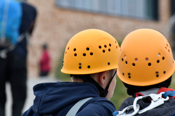 kinder mit kletterhelmen