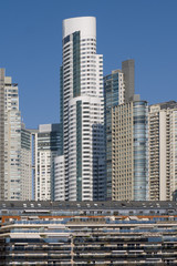 Fototapeta na wymiar Rascacielos de Puerto Madero uno de los barrios más nuevos y exclusivos de la ciudad de Buenos Aires. 