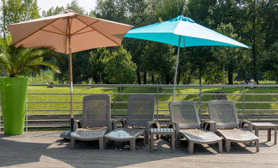 Obraz premium umbrellas and deck chairs
