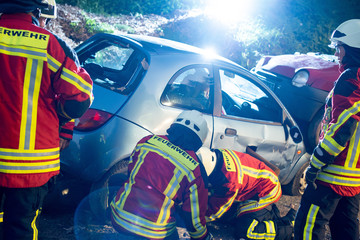 Hilfeleistung Einsatz der freiwilligen Feuerwehr, Nachtübung, Verkehrsunfall mit eingeklemmter...