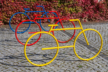 Farbenfrohe Fahrräder als Statuen für einen Abstellplatz