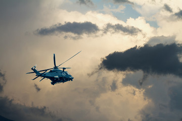 Elicottero militare AW149 in volo in cielo tempestoso