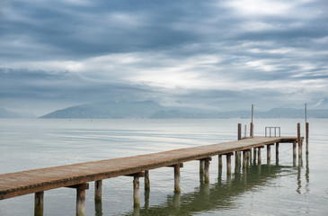 Bootssteg bei dramatischem stürmigen Wetter mit dunklen Wolken