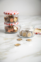 3 Gläser mit Kleingeld und 2€ Münzen für Haushaltsgeld und zum Sparen für Urlaub oder Ziele