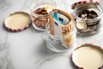 3 Gläser Konten mit Euro Scheinen, 2€ Münzen und Wechselgeld zum haushalten und sparen