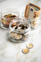 3 Gläser Konten mit Euro Scheinen, 2€ Münzen und Wechselgeld zum haushalten und sparen