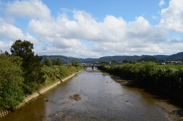 Obraz premium 沖縄の田舎の川と橋