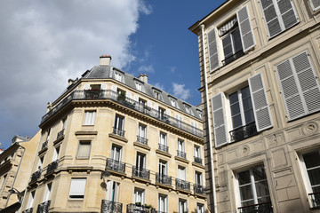 Fototapeta na wymiar Immeubles haussmanniens à Paris