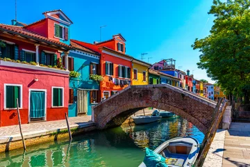 Fototapeten Straße mit bunten Gebäuden auf der Insel Burano, Venedig, Italien. Architektur und Wahrzeichen von Venedig, Postkarte von Venedig © Ekaterina Belova