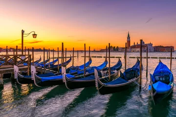Foto auf Acrylglas Sonnenaufgang auf dem Markusplatz, Venedig, Italien. Architektur und Wahrzeichen von Venedig. Venedig-Postkarte mit Venedig-Gondeln © Ekaterina Belova
