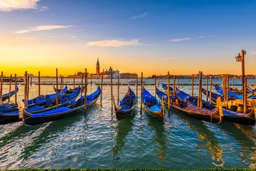 Fotobehang Zonsopgang op het San Marco-plein, Venetië, Italië. Architectuur en bezienswaardigheden van Venetië. Venetië ansichtkaart met Venetië gondels © Ekaterina Belova