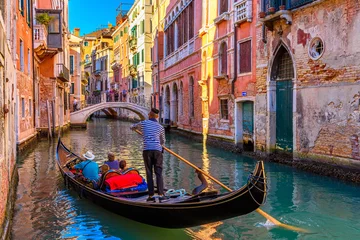 Abwaschbare Fototapete Gondeln Schmaler Kanal mit Gondel und Brücke in Venedig, Italien. Architektur und Wahrzeichen von Venedig. Gemütliches Stadtbild von Venedig.