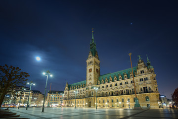 Fototapeta na wymiar city hall at night in hamburg germany