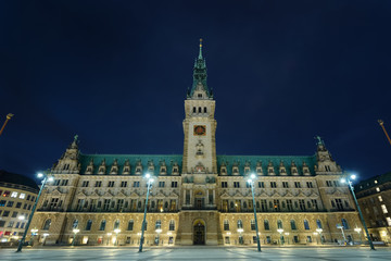 Fototapeta na wymiar city hall at night in hamburg germany