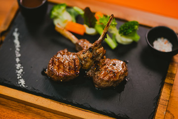 Fried lamb chops with black peppers © Panithi