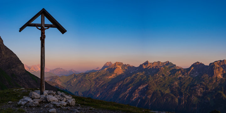 Germany, Bavaria, Allgaeu, Allgaeu Alps, panoramic view of field cross at Lake-Rappensee in the evening light