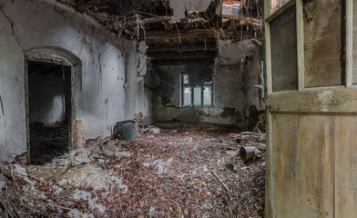altes zerstoertes bauernhaus