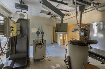 viele geraete in einem roentgenraum