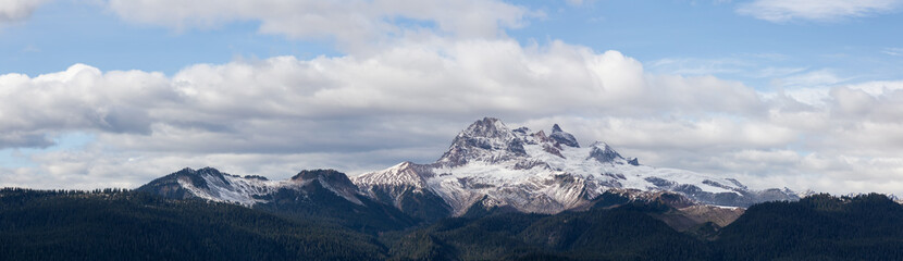 Naklejka premium Piękny panoramiczny widok na kanadyjski krajobraz górski podczas kolorowego i tętniącego życiem wieczoru w sezonie jesiennym. Na szlaku do jeziora Watersprite niedaleko Squamish, na północ od Vancouver, BC, Kanada.