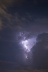 Obraz premium Lightning between clouds.