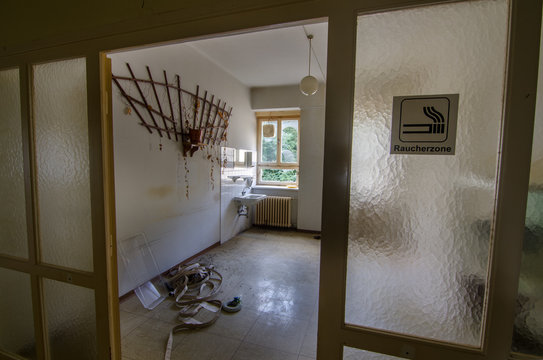 raucherzone in zimmer von einem krankenhaus
