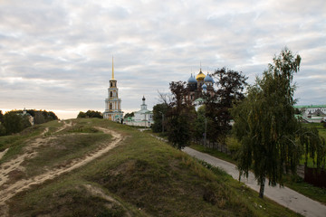 Obraz premium view of the old city center with historical architecture on a cloudy autumn day in Ryazan Russia