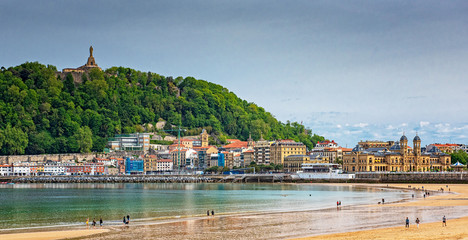 Naklejka premium View on the beach of San Sebastian, Spain