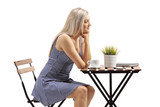 Blond woman sitting at a coffee table