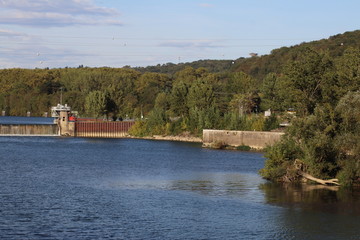 Fototapeta na wymiar Barrage de Couzon au Mont d'Or sur la rivière Saône au nord de Lyon - France