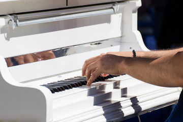 hands playing piano