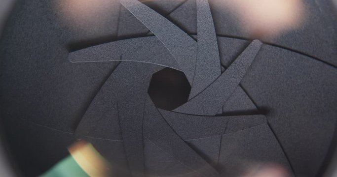 Diaphragm blades opening and closing aperture of a photo camera lens