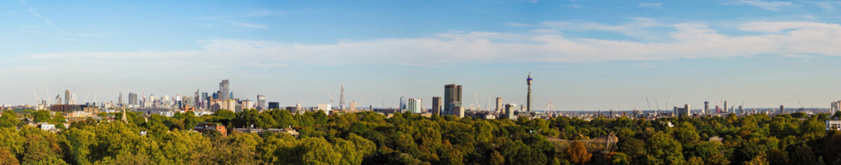 Fototapeta na wymiar Wide panoramic view of London from Primrose hill