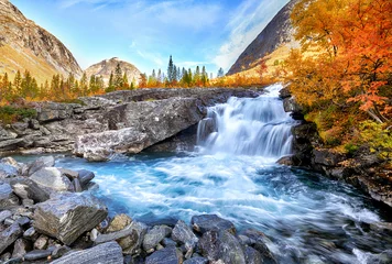 Vlies Fototapete Nach Farbe Schöne Herbstlandschaft mit gelben Bäumen und Wasserfall