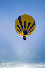 Fototapeta premium Hot air balloon raising into the sky