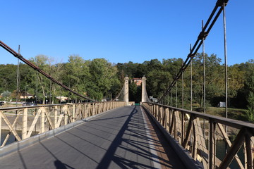 Obraz premium Le Pont de Couzon - Pont suspendu sur la rivière Saône au nord de Lyon - Département du Rhône - France - 19 ème siècle
