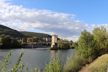 Fototapeta na wymiar Le Pont de Couzon - Pont suspendu sur la rivière Saône au nord de Lyon - Département du Rhône - France - 19 ème siècle