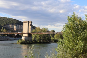 Le Pont de Couzon - Pont suspendu sur la rivière Saône au nord de Lyon - Département du Rhône -...