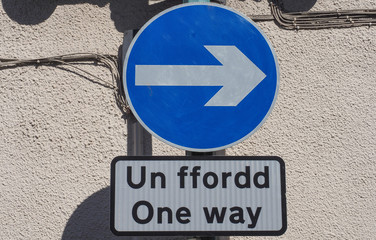 Right direction arrow sign. Un ffordd means One Way in Welsh.