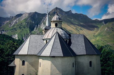 Chef d’œuvre du 17ème siècle, le Sanctuaire Notre Dame de la Vie veille sur la Vallée des...