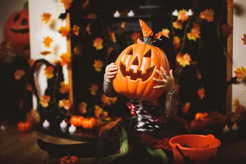 Keuken spatwand met foto Toddler girl dressed up playing in Halloween party © M-image