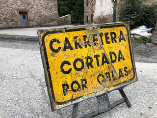 Señal carretera cortada por obras