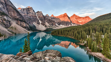 Moraine Lake in Banff National Park in Canada taken at the peak color of sunrise - obrazy, fototapety, plakaty