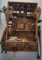 Alter nostalgischer Handwerksschrank mit Werkzeug gefüllt