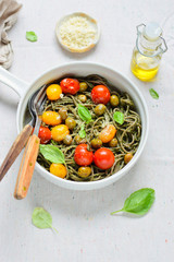 Makaron z oliwkami, pomidorkami i bazylią