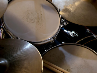Fototapeta premium Fotografía desde un estudio de grabación musical durante una sesión de batería y percusión. 
