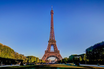 Fototapeta na wymiar Views of the Eiffel Tower at magic hour