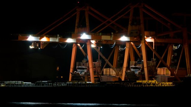 日本の産業　タイムラプス　夜景　製鉄所へ原料を積み下ろしする船