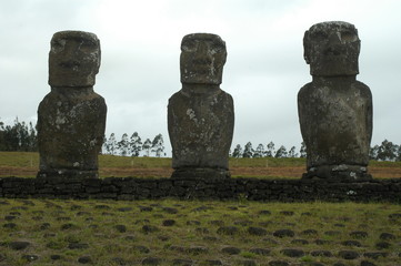 Estatuas de Moais in Isla De pascua alineadas de frente al océano 