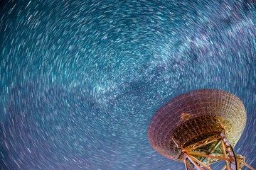 Radio telescopes and the Milky Way at night